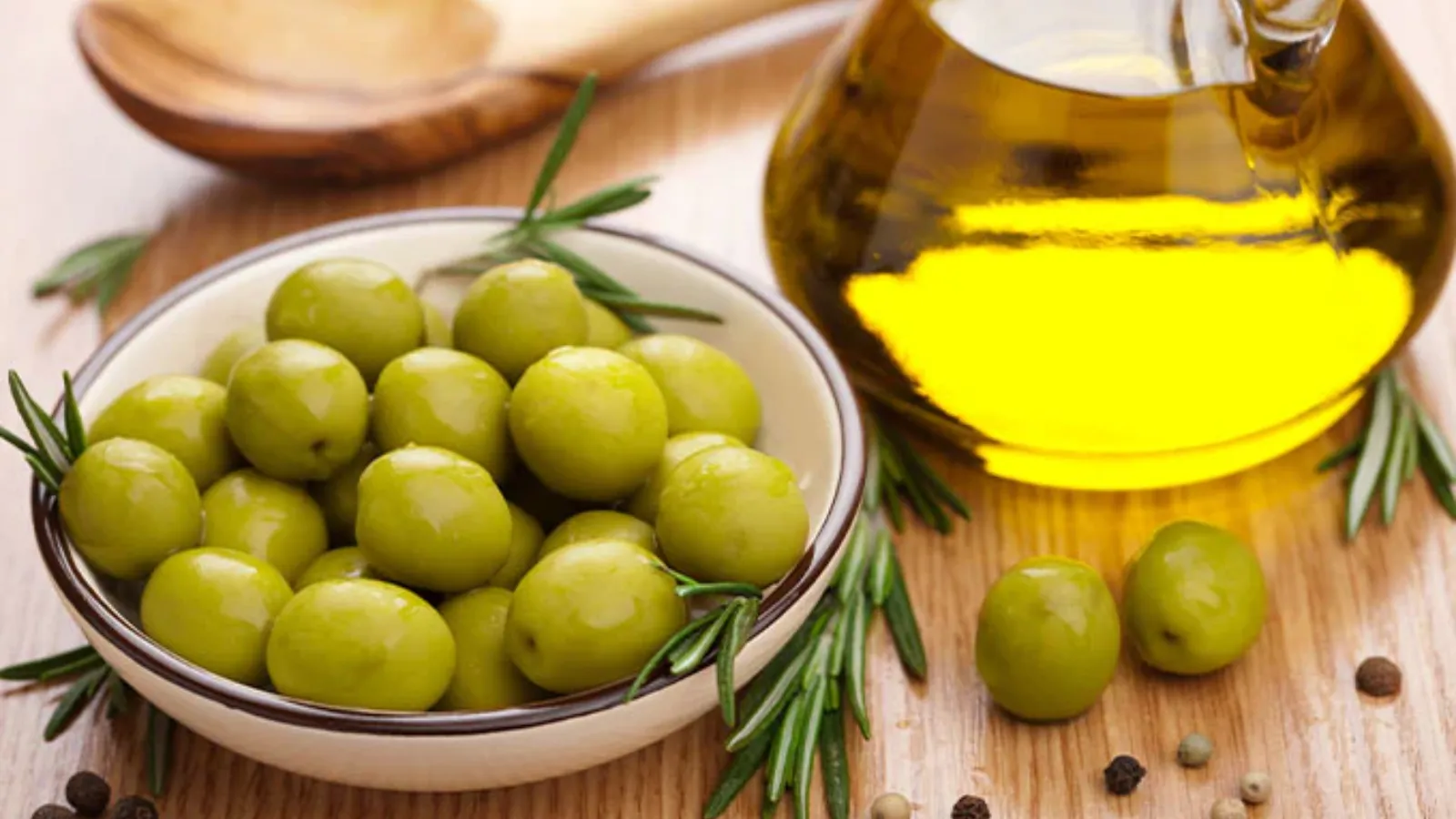 ماسک روغن زیتون برای جوان‌سازی و نرمی پوست