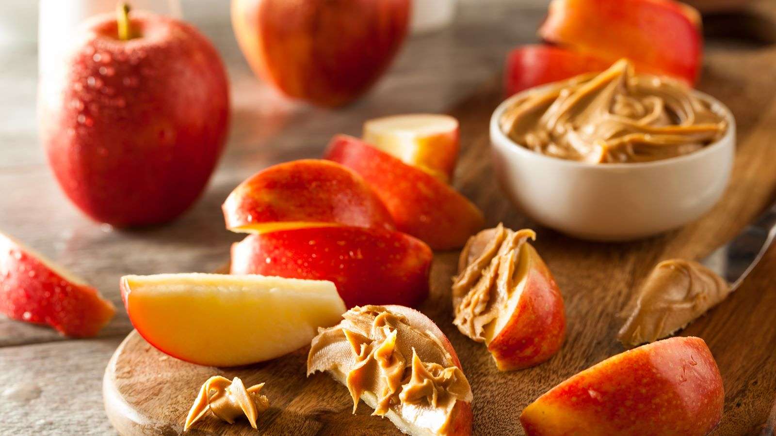 خواص بادام زمینی برای زنان