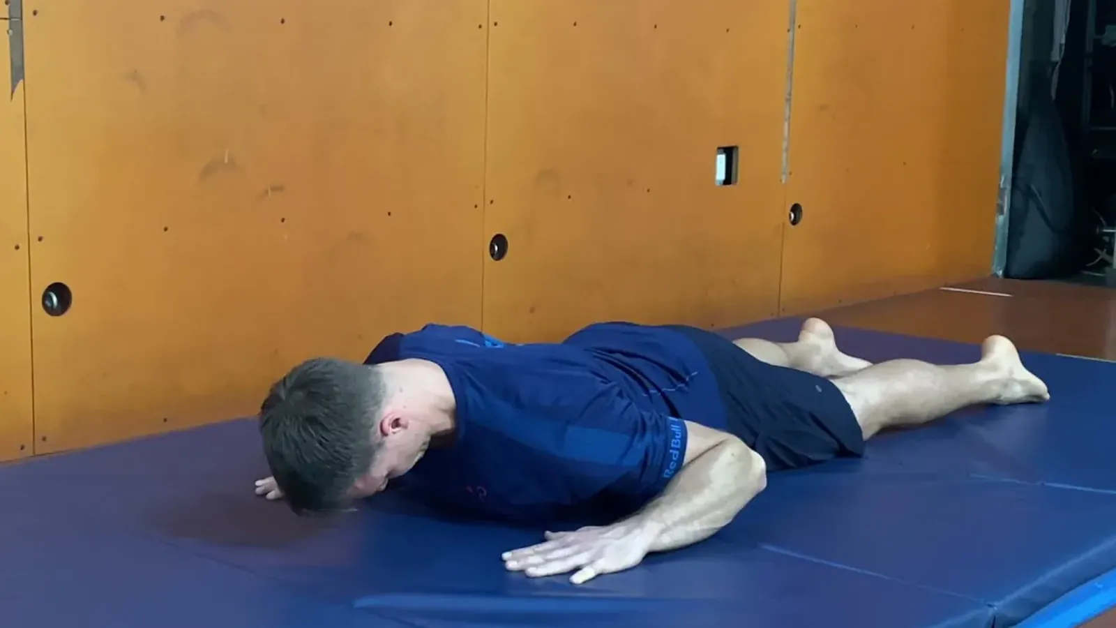 بالا بردن سر در حالت خوابیده (Prone Head Lifts)