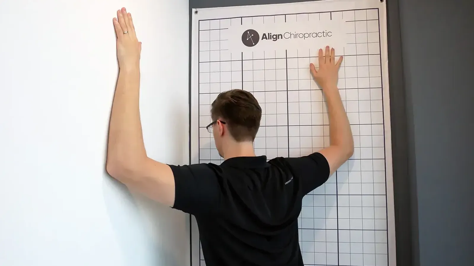 کشش شانه و قفسه سینه در کنج دیوار (Wall Corner Stretch)