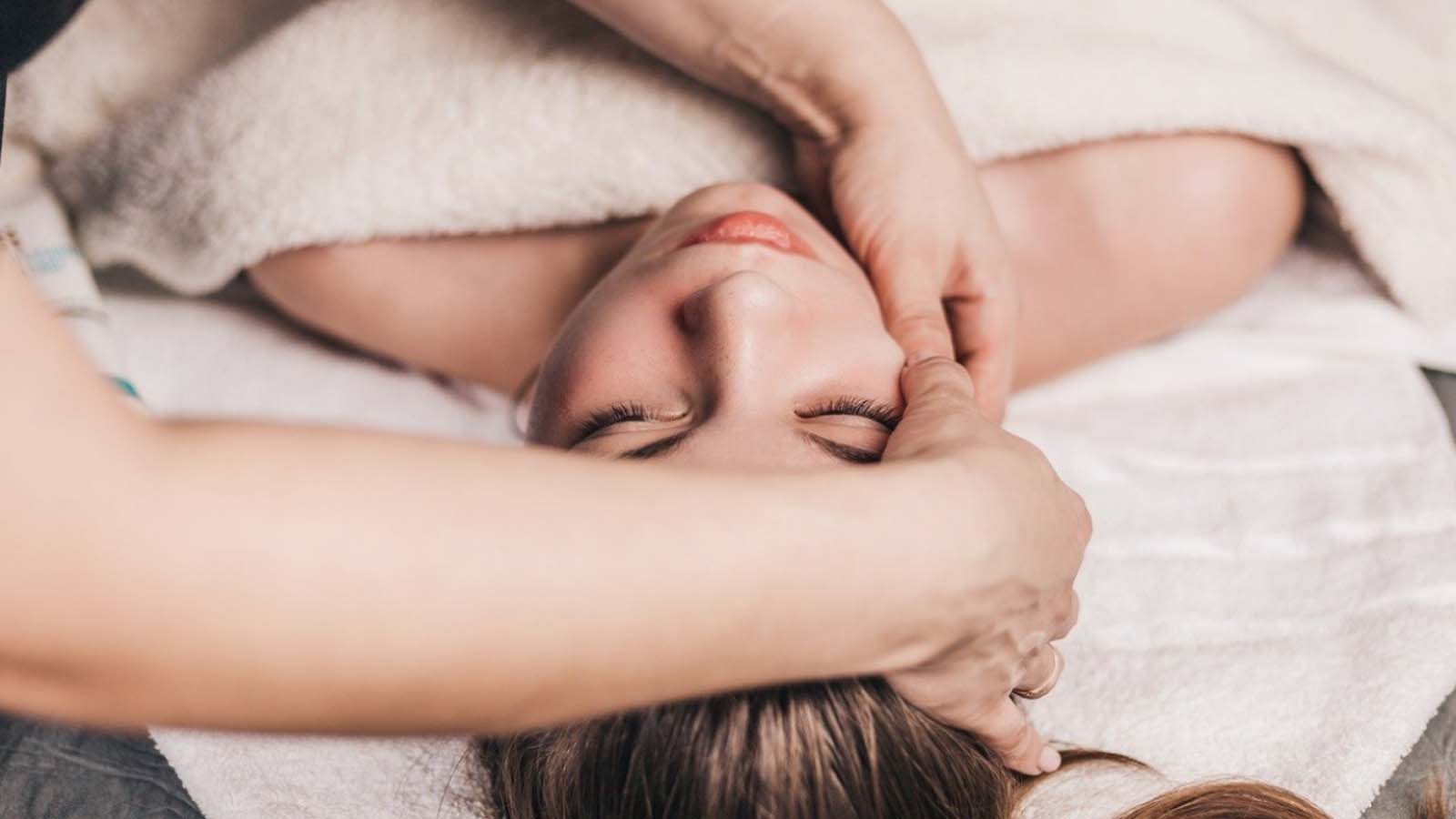 ماساژ صورت با خیار یخ زده