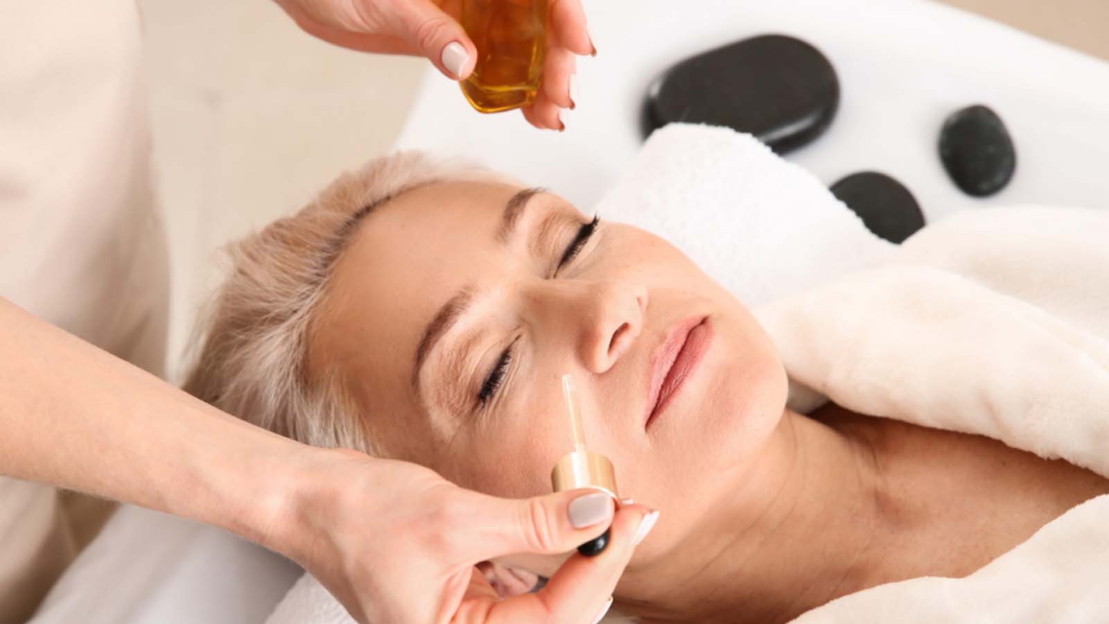 فواید ماساژ صورت با روغن نارگیل