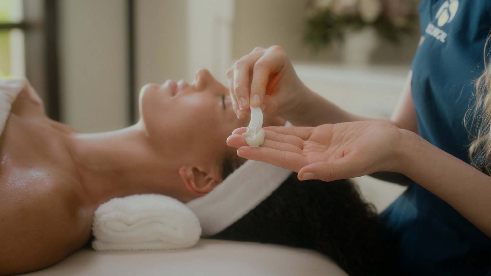 ماساژ صورت با ژل الوورا