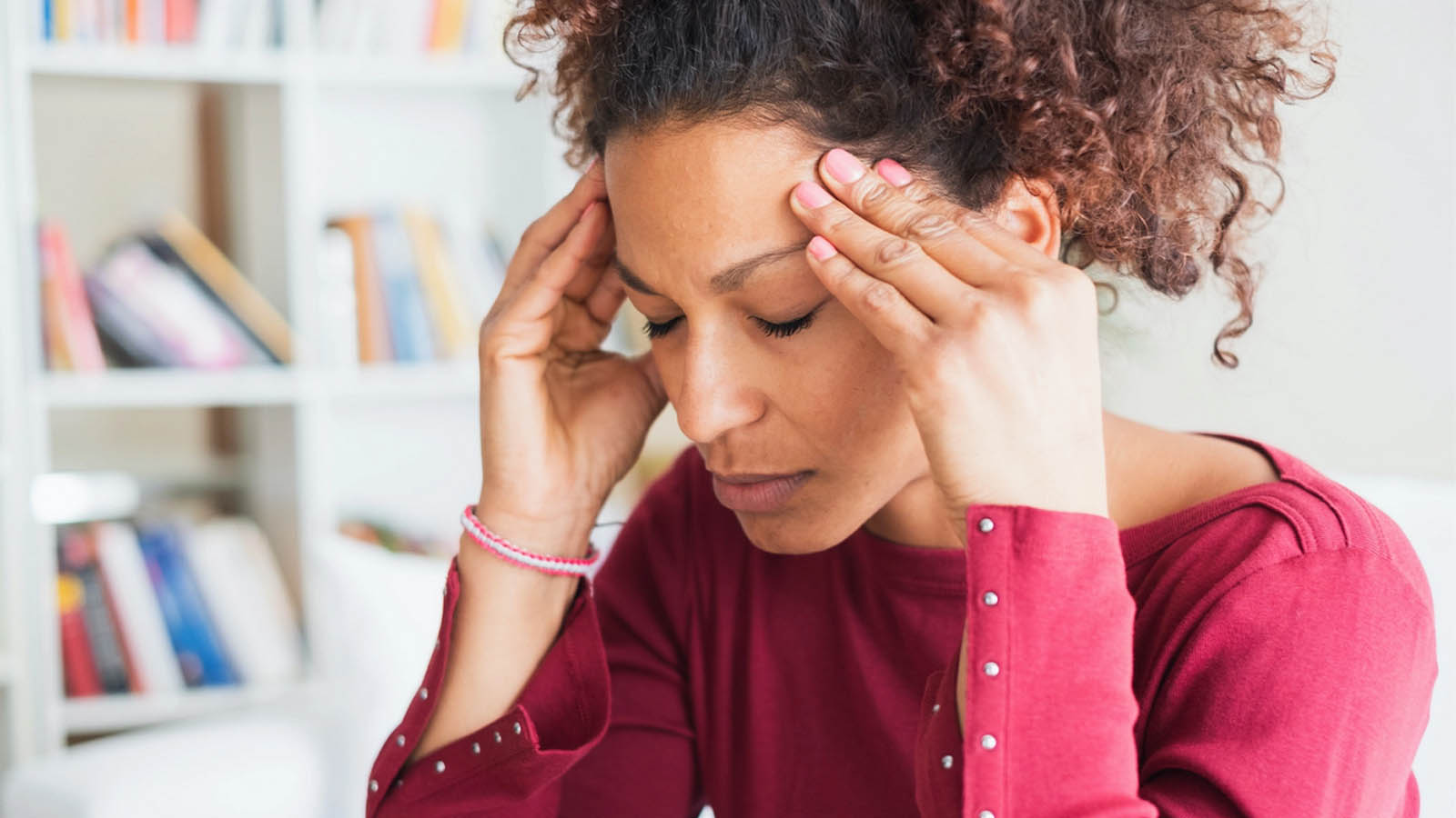 علت میگرن در خانمها