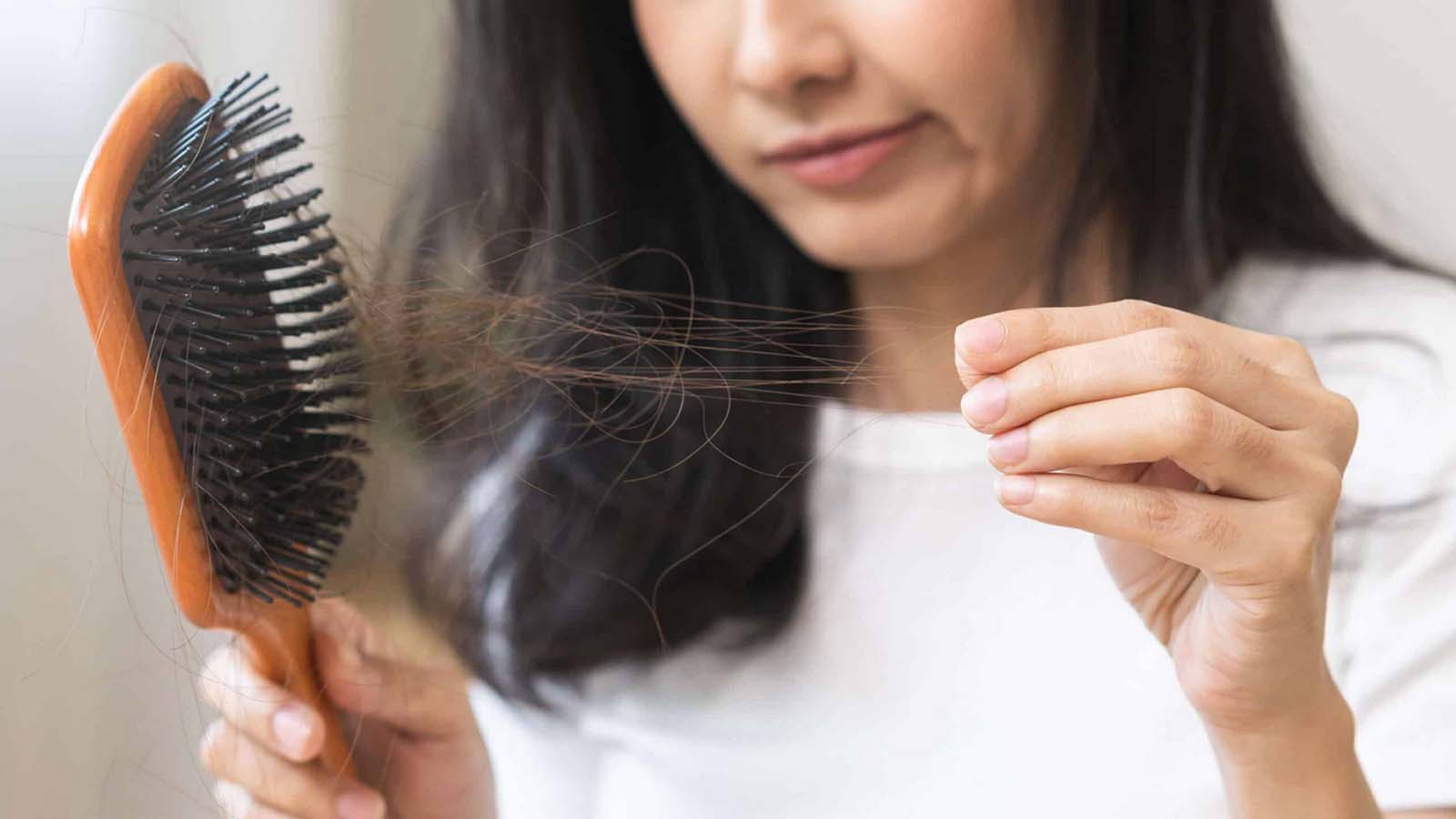 موهای ریخته شده زن در شانه