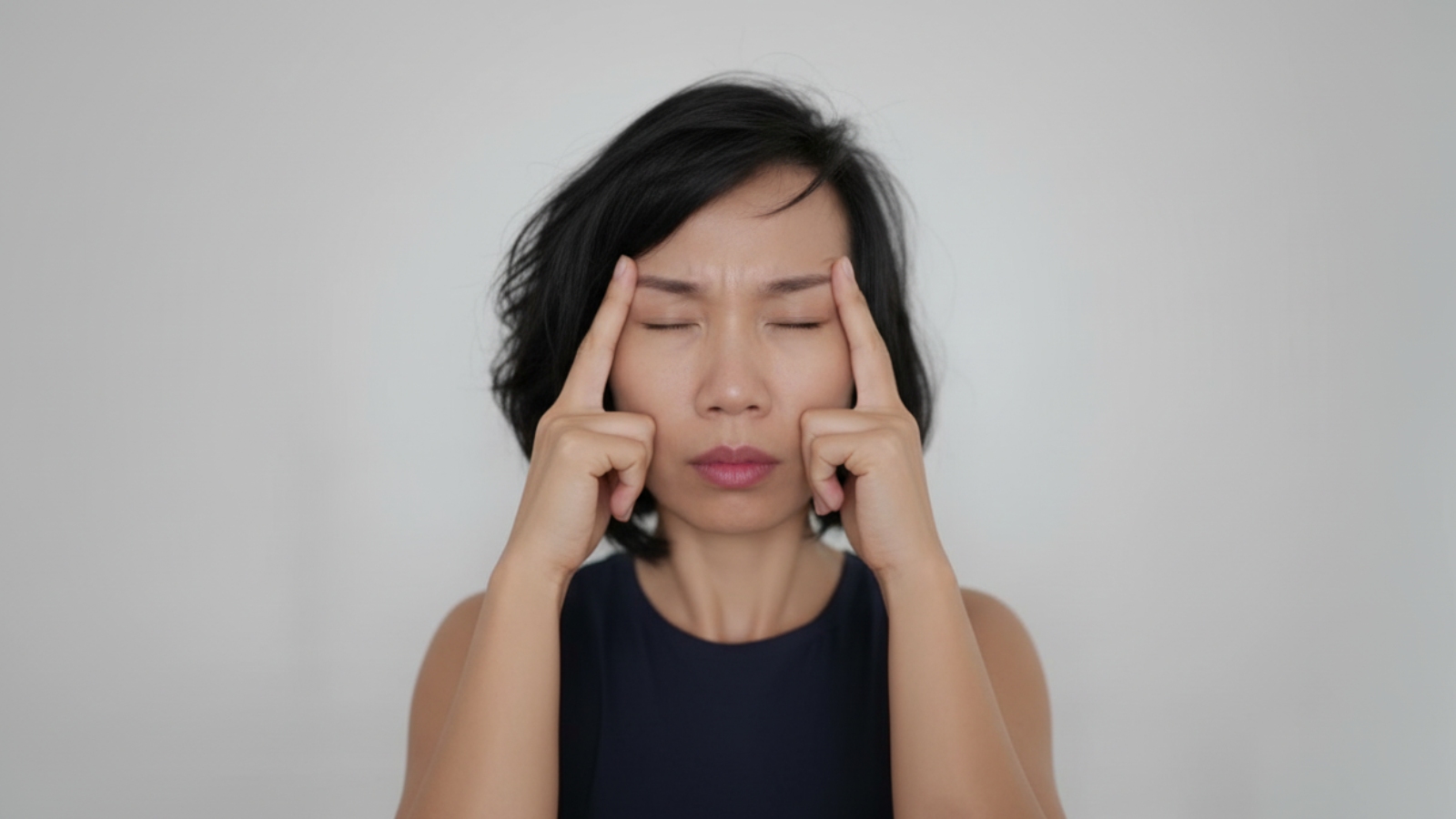 یوگای صورت برای افتادگی پلک