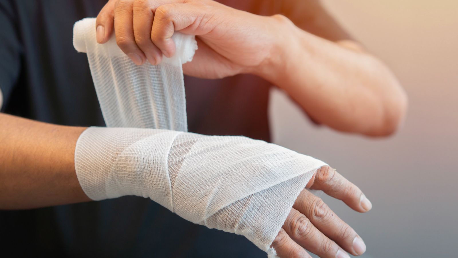 استفاده از کمپرس مرطوب برای اگزمای دست