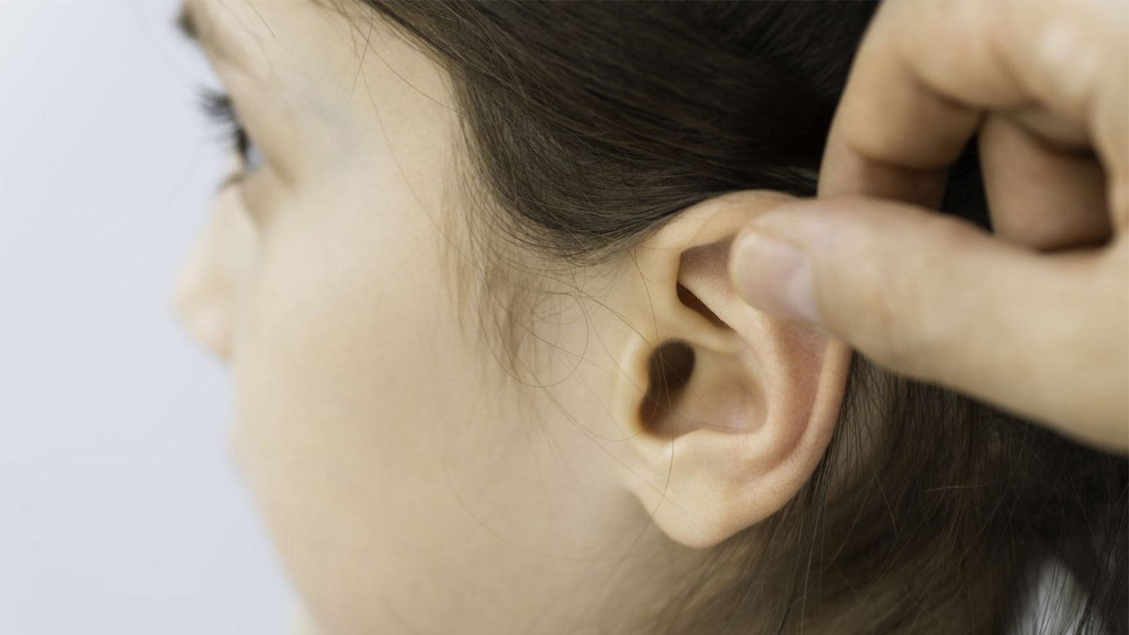 دانه چرکی پشت گوش