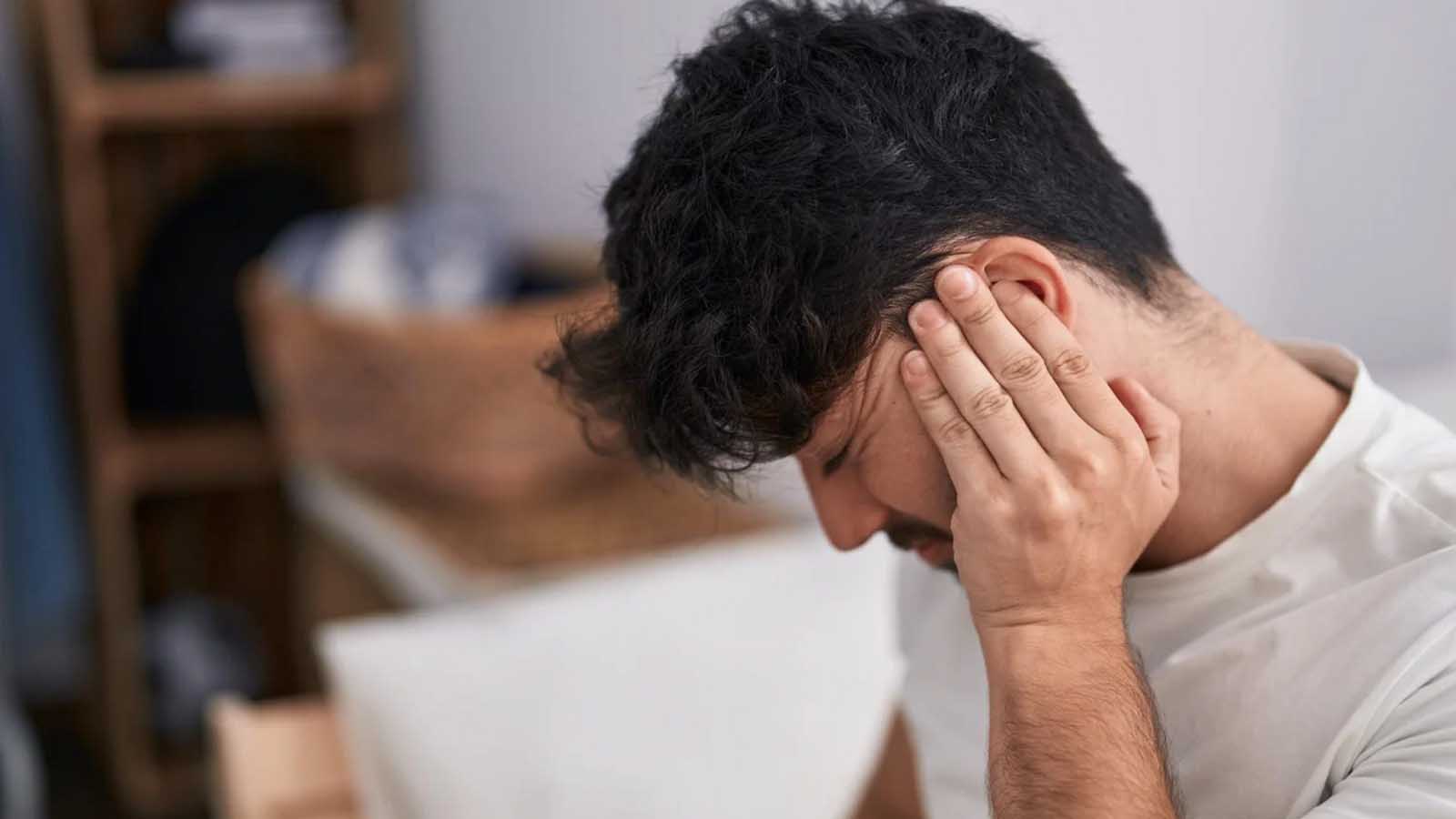 جوش چرکی بزرگ پشت گوش