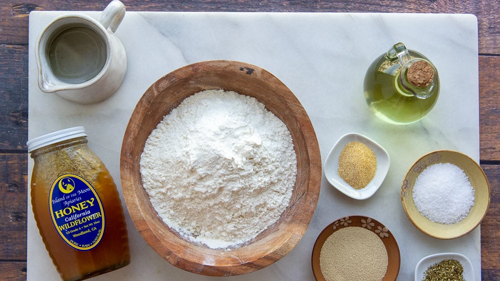 مواد لازم تهیه خمیر پیتزا برای ۴ نفر