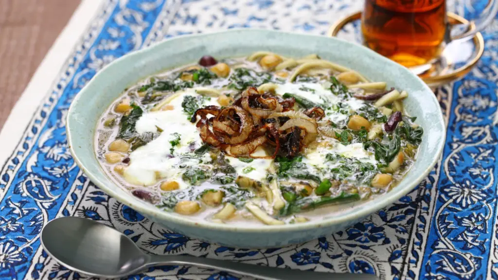 طرز تهیه آش رشته خانگی و مجلسی خوشمزه