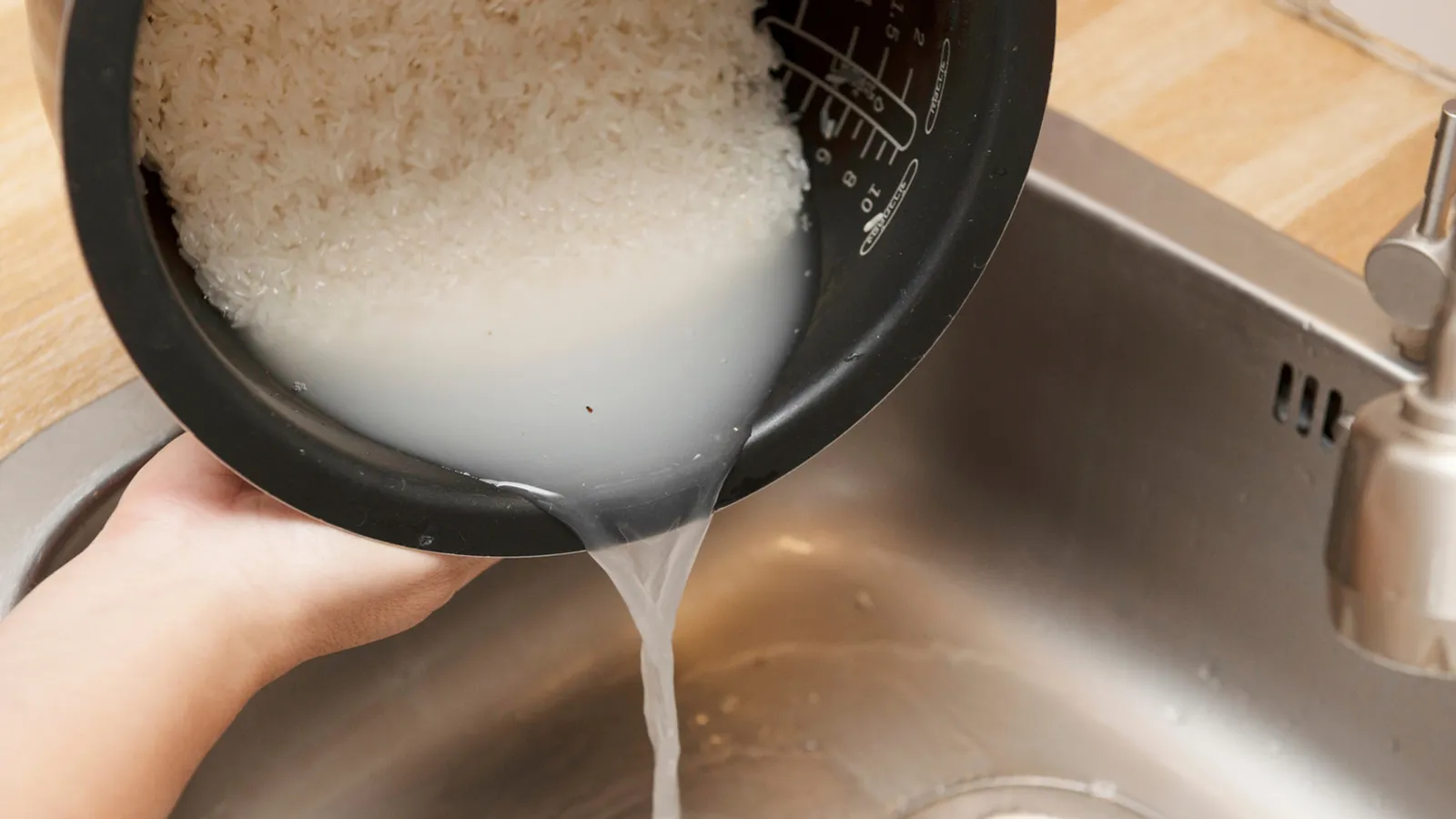 خواص آب برنج برای چشم