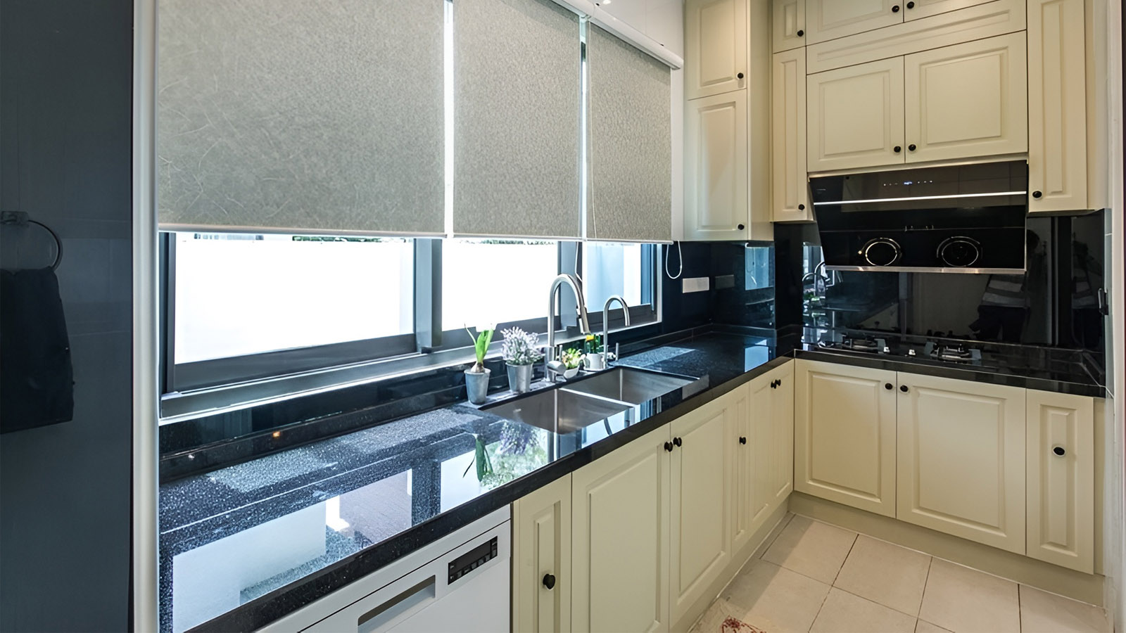 آشپزخانه کثیف پشت درهای شیشه‌ای