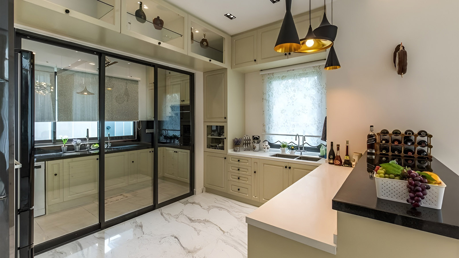 آشپزخانه کثیف پشت درهای شیشه‌ای