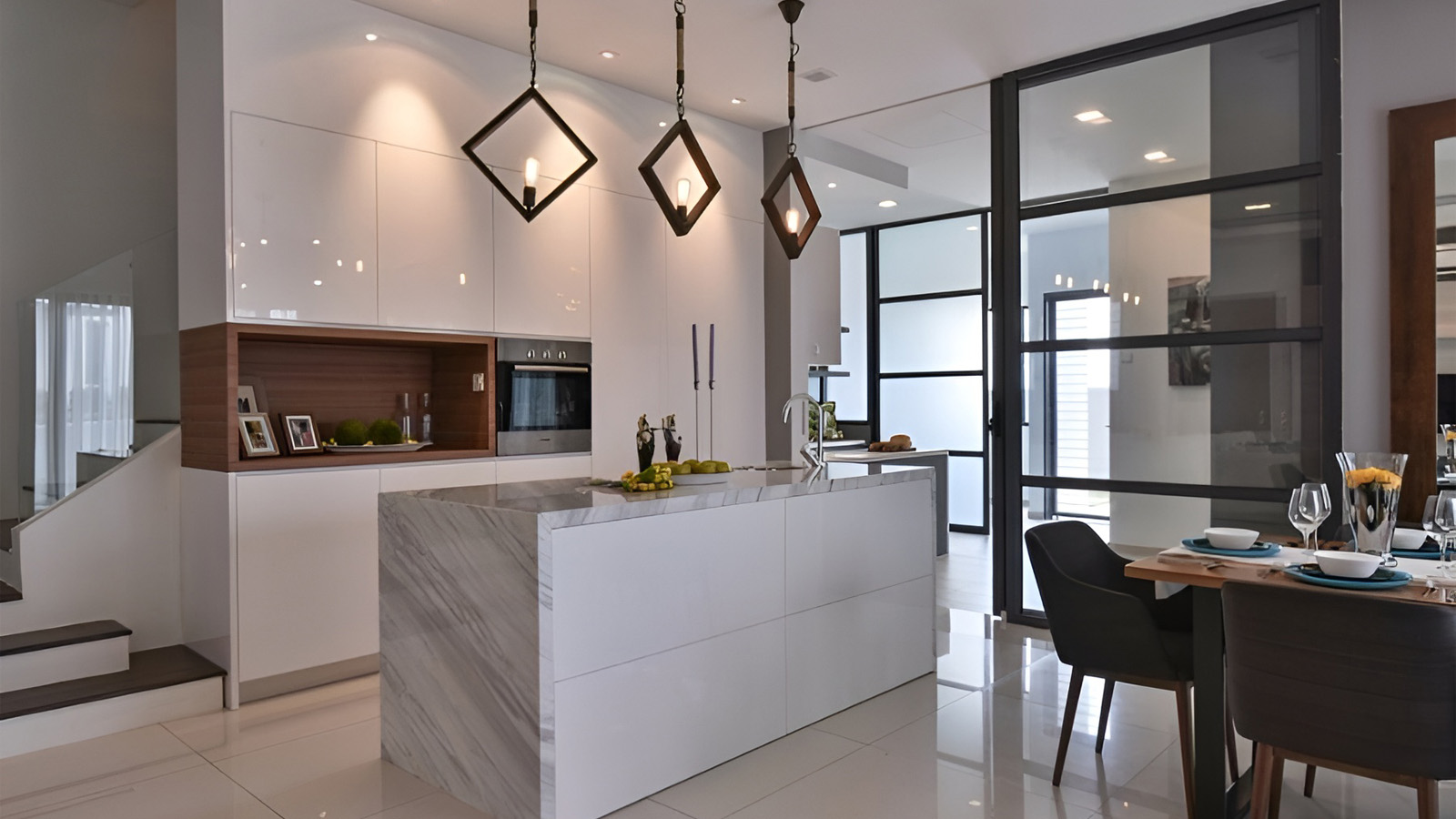 آشپزخانه کثیف پشت درهای آشپزخانه اصلی