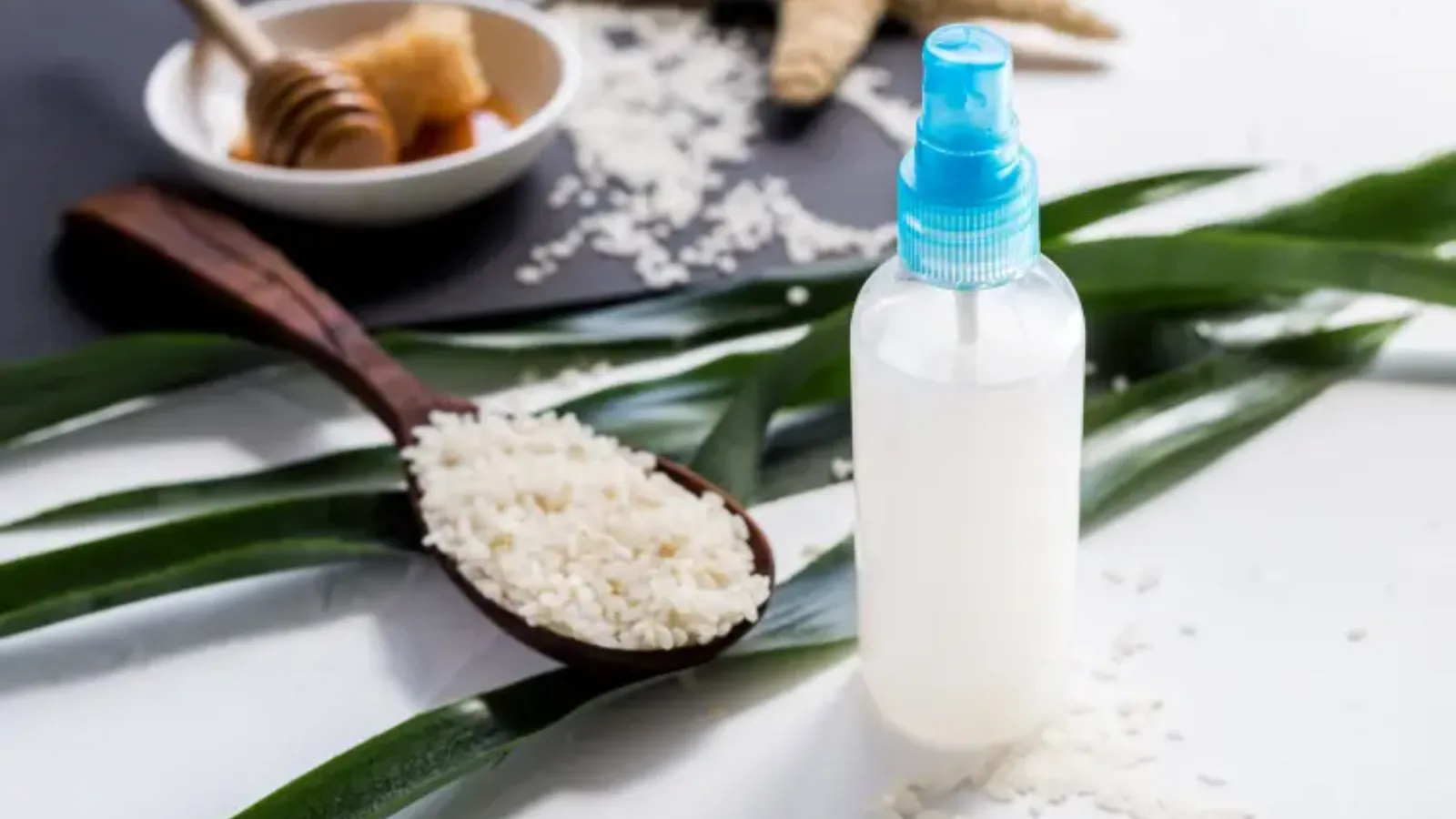 روش دوم: استفاده از آب برنج به‌صورت اسپری برگی