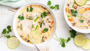 طرز تهیه سوپ تام خا؛ سوپ خوشمره تایلندی