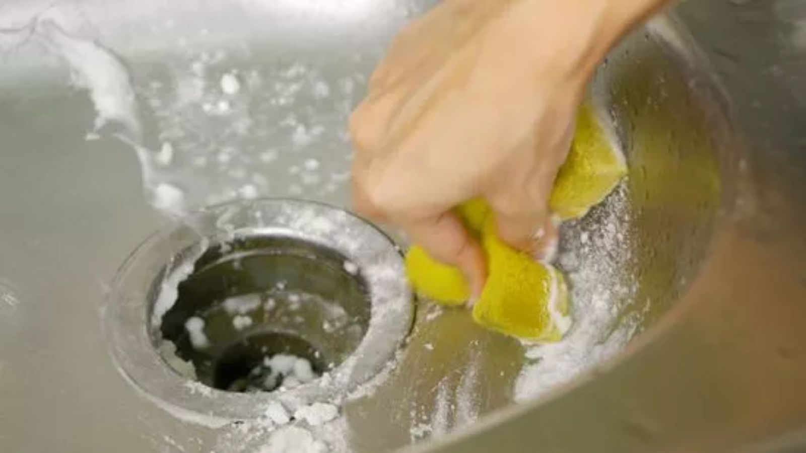 تمیز کردن سینک با جوش شیرین برای نظافت و از بین بردن بو