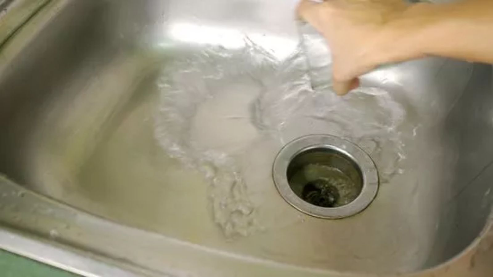 تمیز کردن سینک با جوش شیرین و لیمو