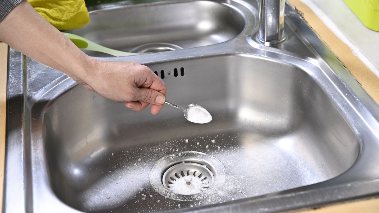 تمیز کردن سینک با جوش شیرین و نمک