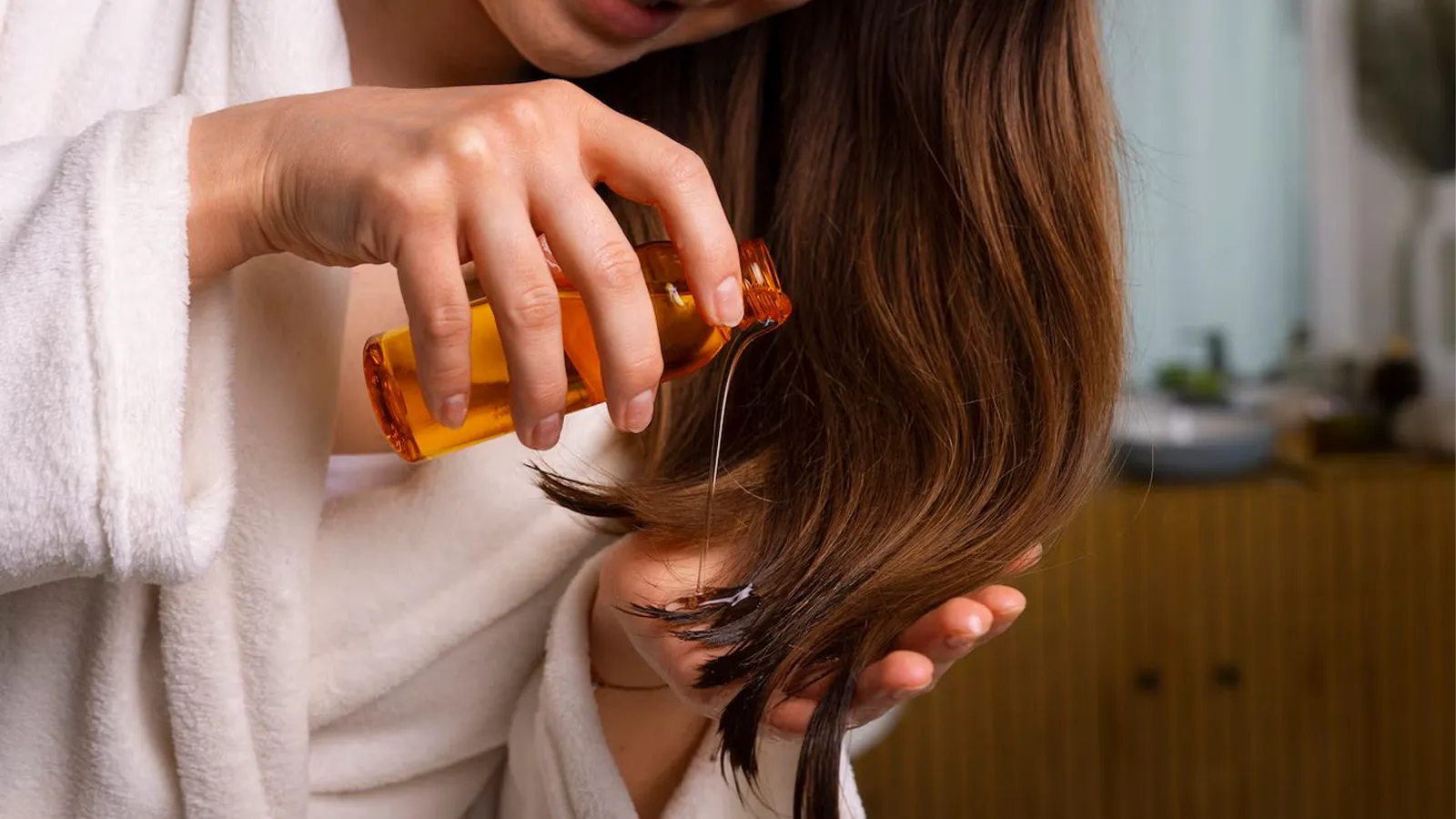 روغن نارگیل رو به ریشه مو بزنیم یا ساقه