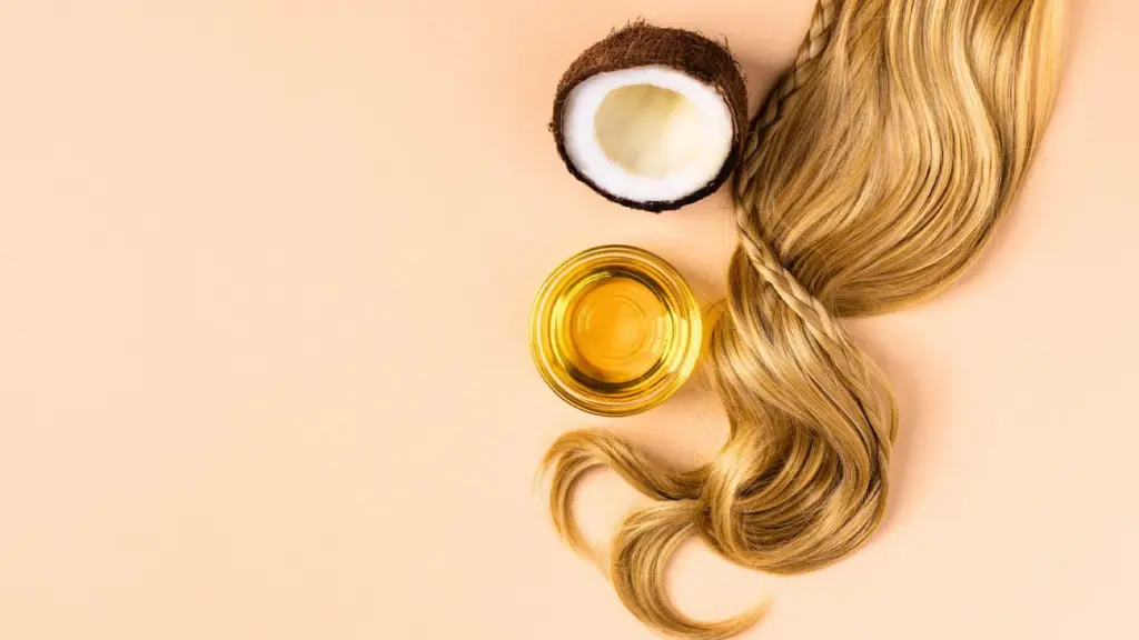 روغن نارگیل را به ریشه مو بزنیم یا ساقه مو