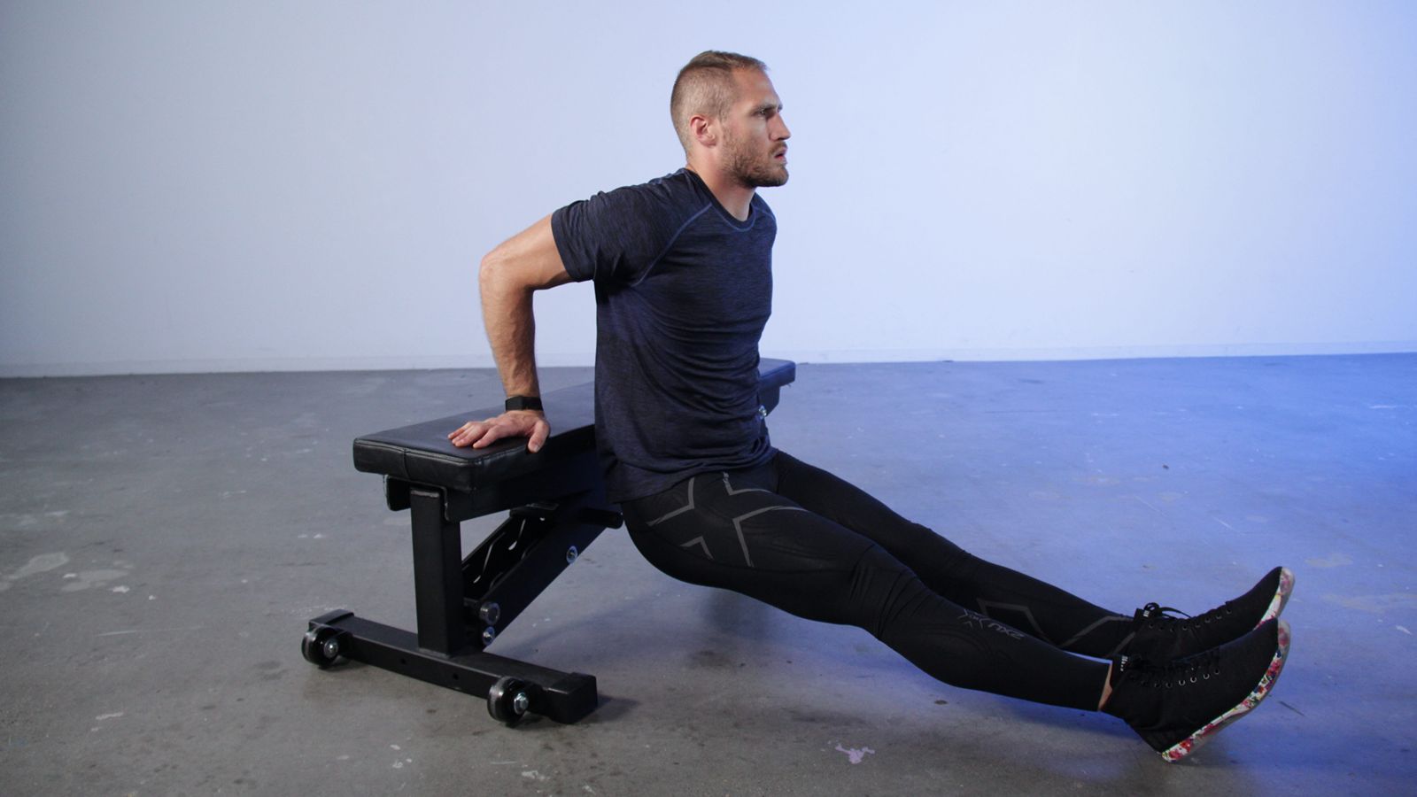 دیپس روی صندلی